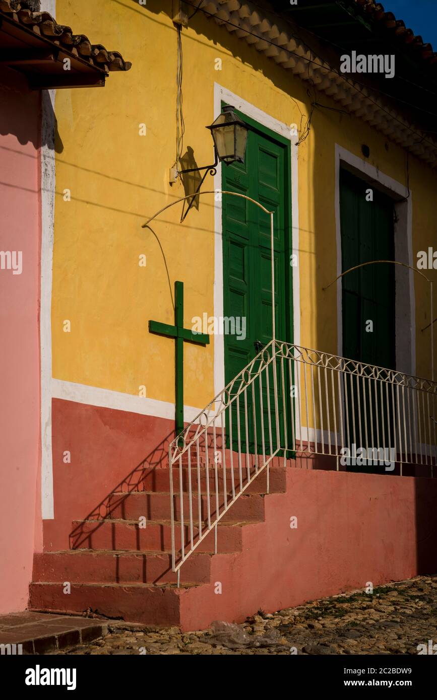 Haus mit einem Kreuz in der Wohngegend von drei Kreuze, die viele malerische spanische Stil Kolonialarchitektur, Trinidad, Kuba verfügt Stockfoto