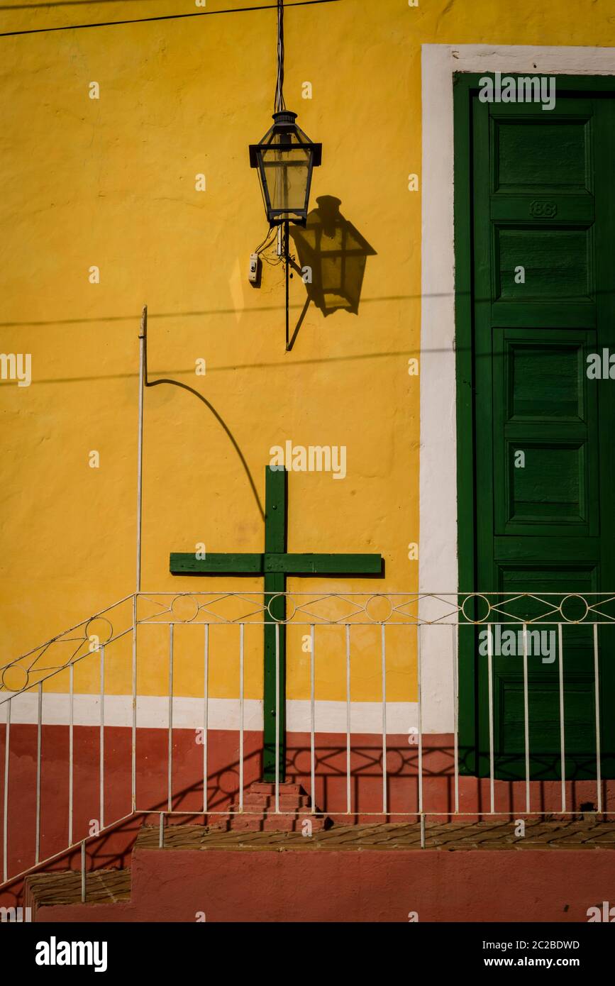 Haus mit einem Kreuz in der Wohngegend von drei Kreuze, die viele malerische spanische Stil Kolonialarchitektur, Trinidad, Kuba verfügt Stockfoto