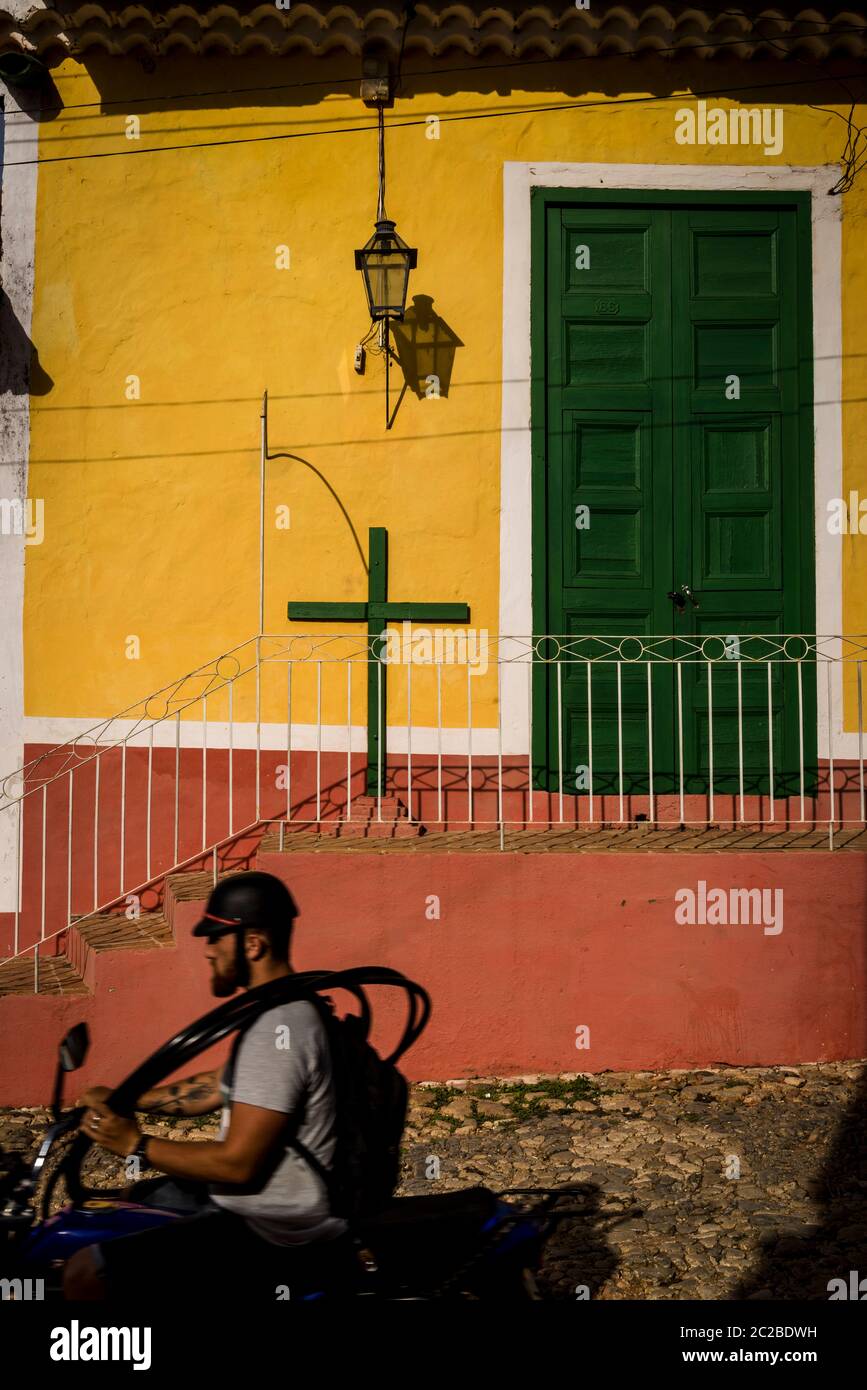 Haus mit einem Kreuz in der Wohngegend von drei Kreuze, die viele malerische spanische Stil Kolonialarchitektur, Trinidad, Kuba verfügt Stockfoto