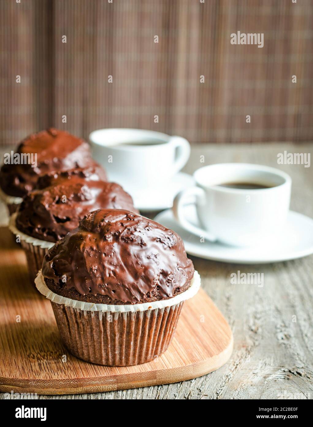 Schokoladen-Muffins und Kaffee Stockfoto