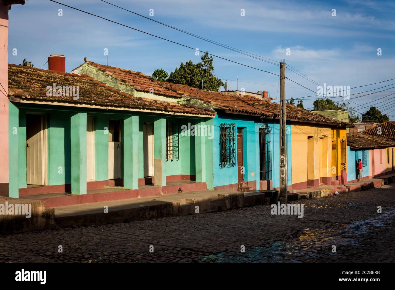 Leere Kopfsteinpflasterstraße und malerische spanische Kolonialarchitektur in Santa Ana Wohnviertel des Stadtzentrums, Trinidad, Kuba Stockfoto