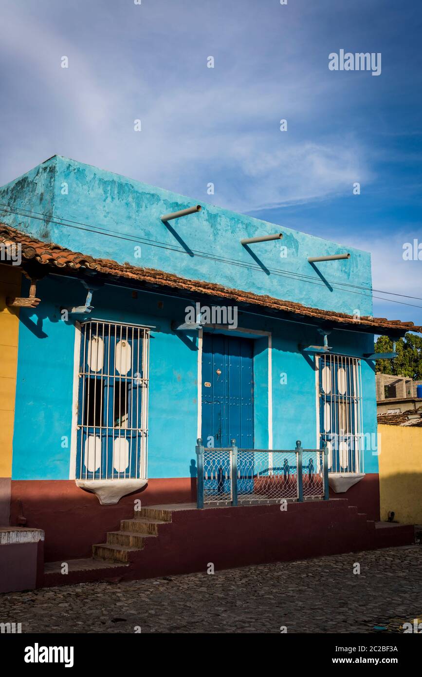 Leere Kopfsteinpflasterstraße und malerische spanische Kolonialarchitektur in Santa Ana Wohnviertel des Stadtzentrums, Trinidad, Kuba Stockfoto