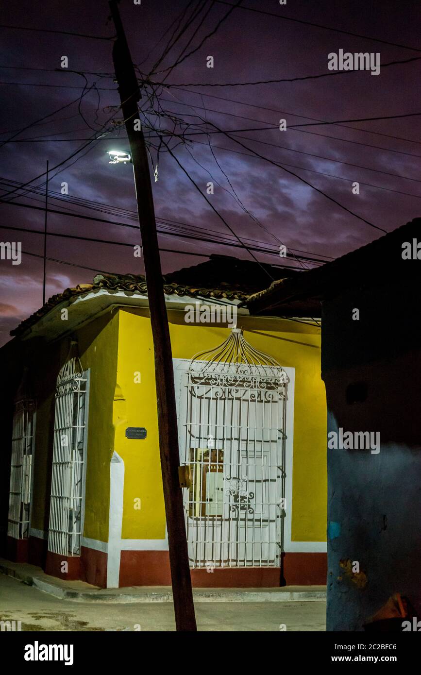 Straße bei Nacht in der Wohngegend von Real del Jigue im Stadtzentrum, Trinidad, Kuba Stockfoto
