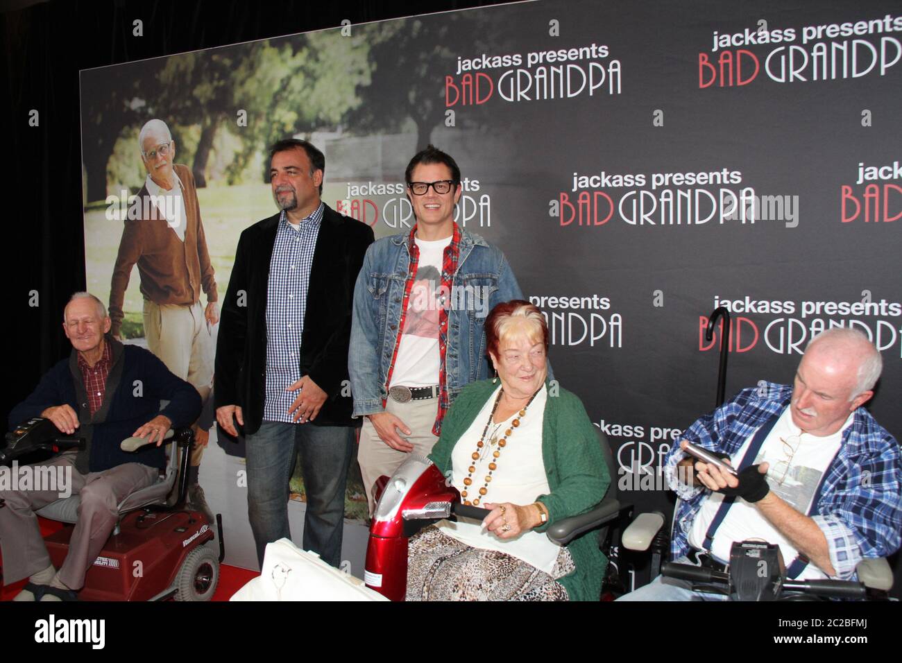 Johnny Knoxville ‘Irving Zisman’ und Produzent Derek Freda kommen auf den roten Teppich für die Special-Vorführung von Jackass Presents: Bad Grandpa at Event Stockfoto