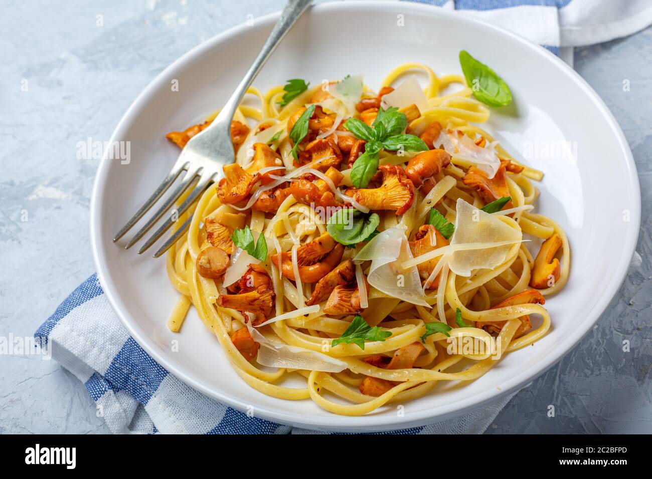 Pasta mit wilde Pfifferlinge und Parmesan. Stockfoto
