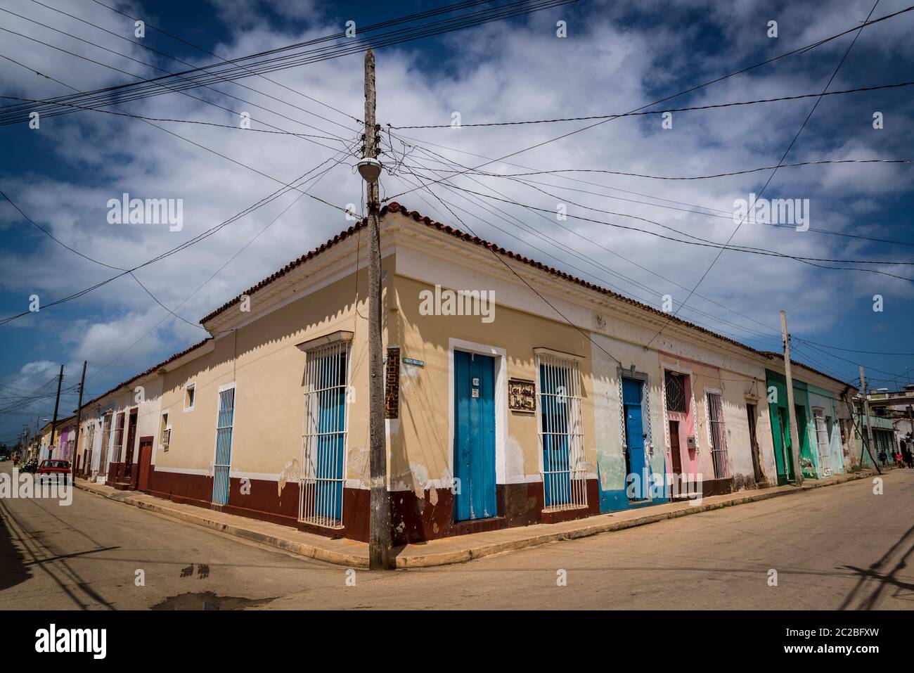 Straße mit schönen Wohnhäusern aus der spanischen Kolonialzeit im Stadtzentrum, Remedios, Kuba Stockfoto