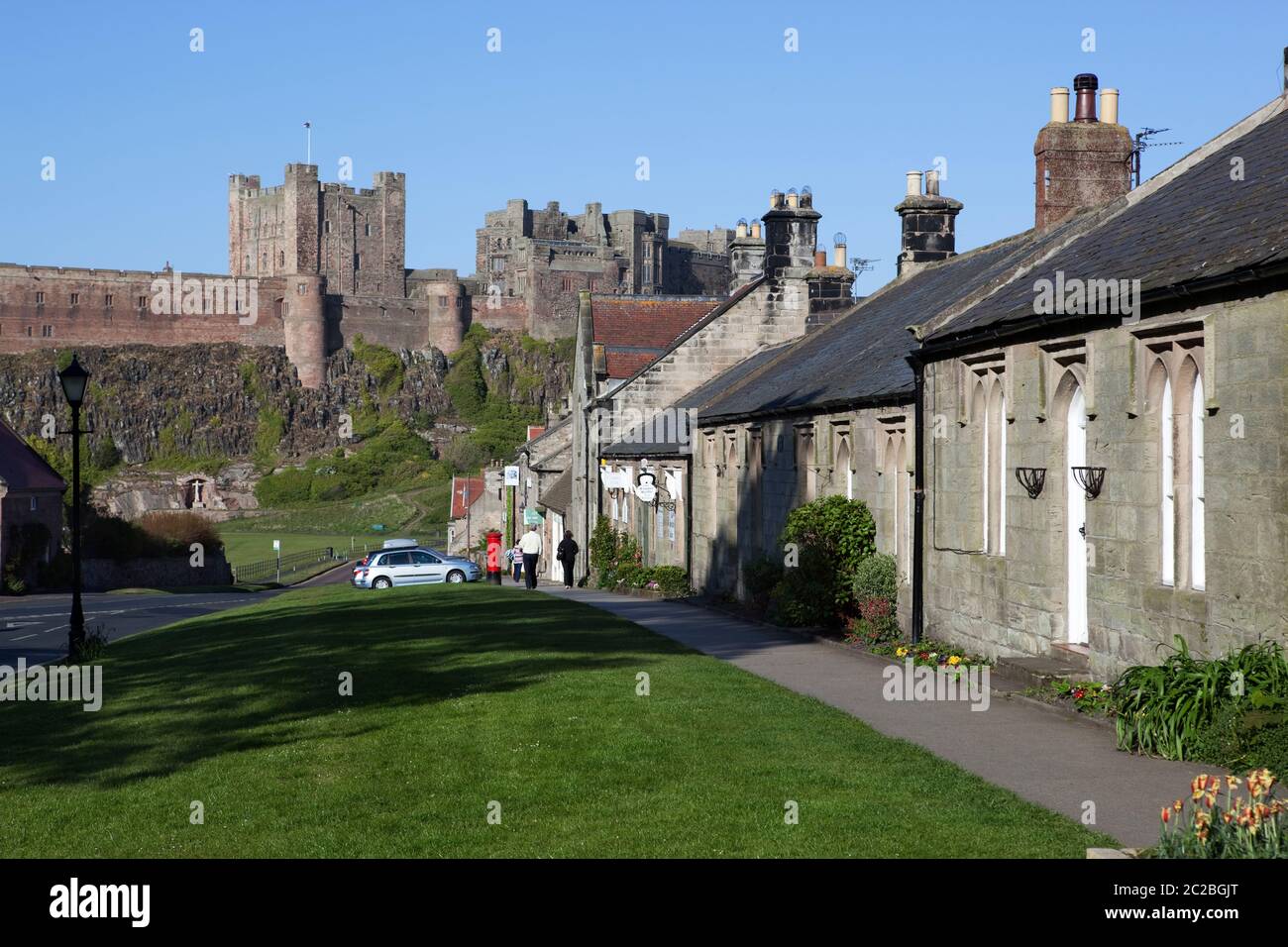 Dorf und Bamburgh Castle aus dem 19. Jahrhundert auf Basaltfelsen, Bamburgh, Northumberland, England, Großbritannien, Europa Stockfoto