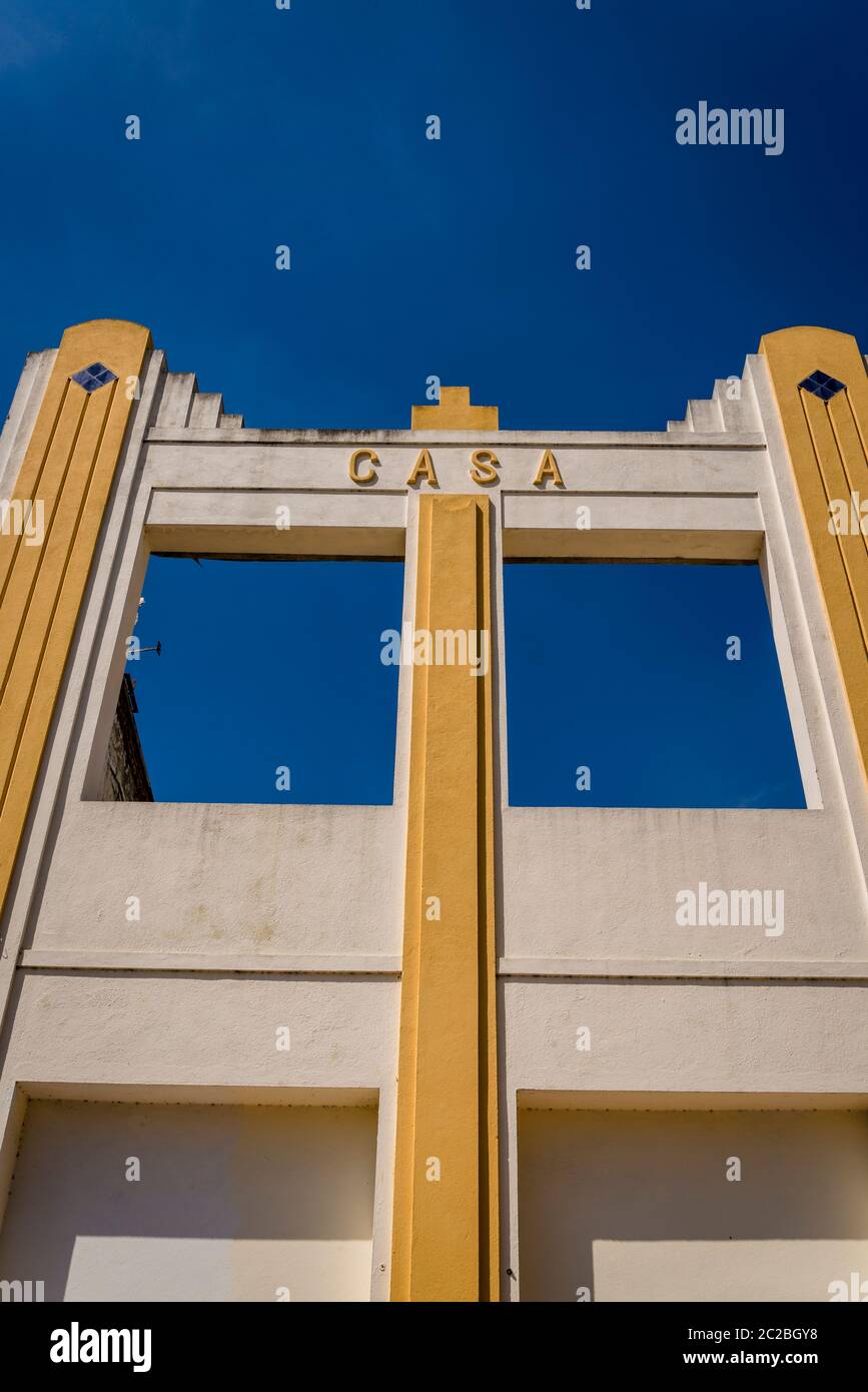 Verlassene Art Deco Gebäude, von dem nur noch Fassade, Santiago de Cuba, Kuba Stockfoto