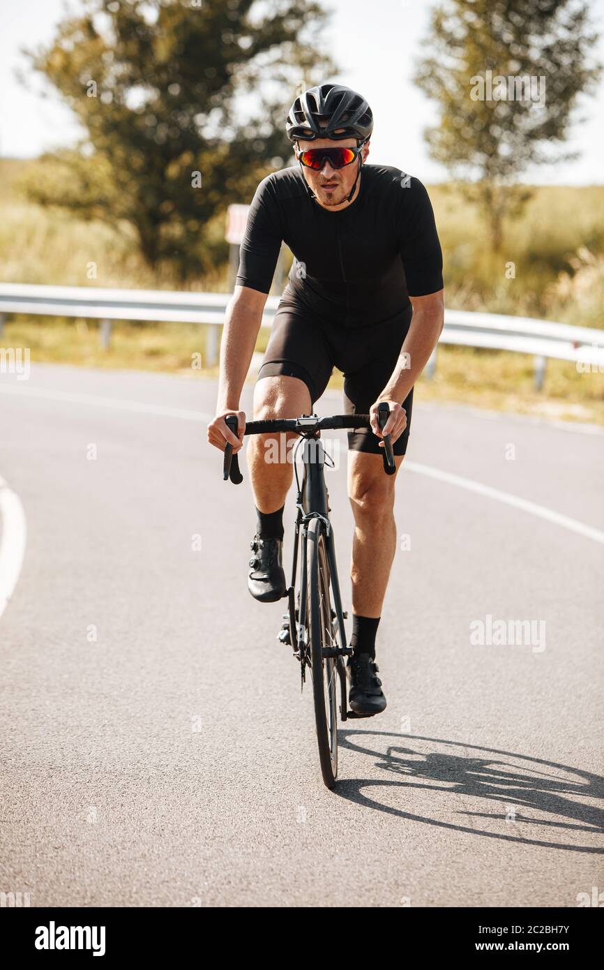 Bärtige reifen Mann in aktiven Verschleiß und Schutzhelm tun sportliche Aktivität auf dem Fahrrad. Starker Radfahrer in Spiegelbrille führt zu einem gesunden Lebensstil. Stockfoto