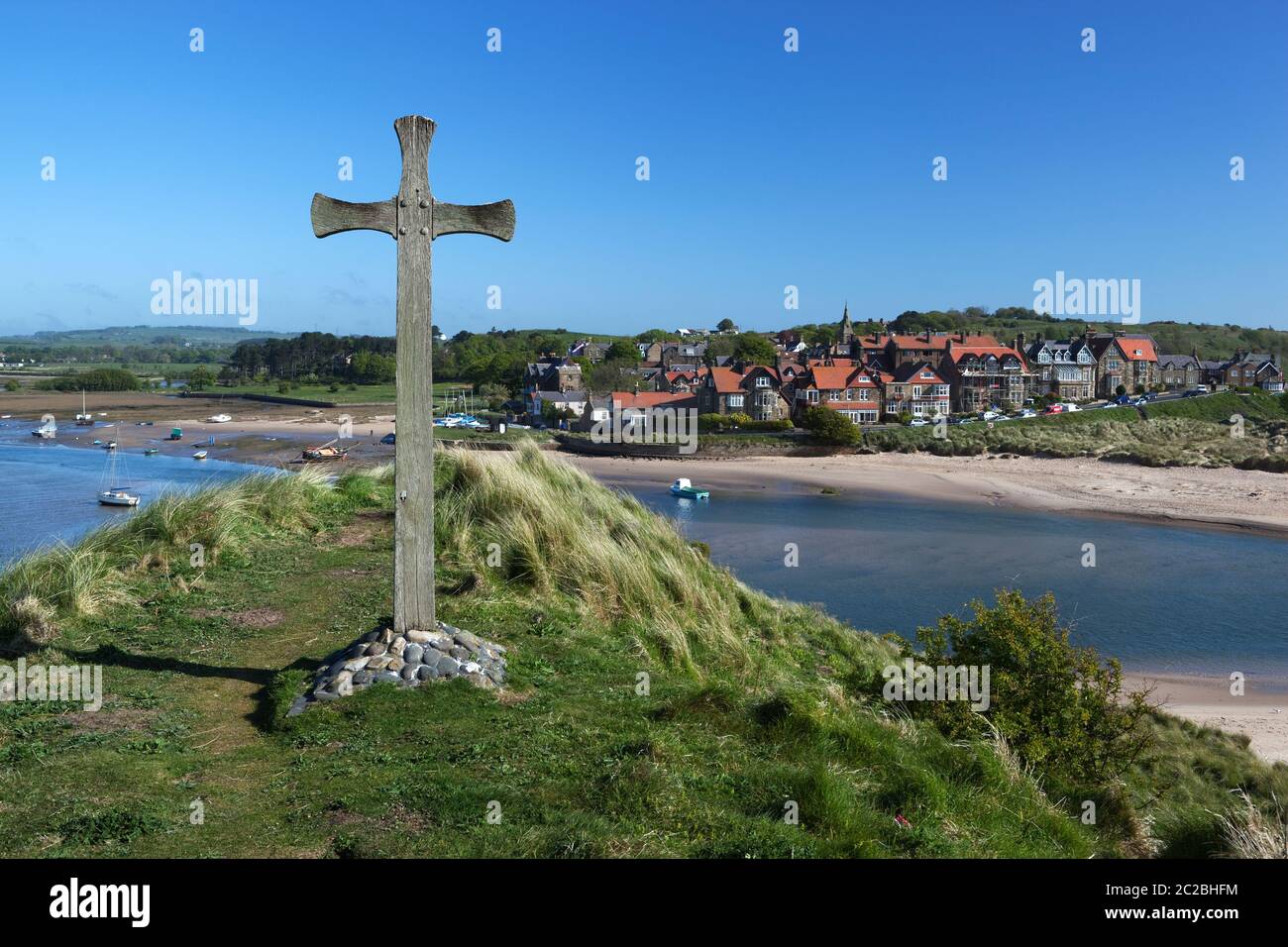 Holzkreuz über dem Fluss Aln und Alnmouth, Alnmouth, Northumberland, England, Vereinigtes Königreich, Europa Stockfoto