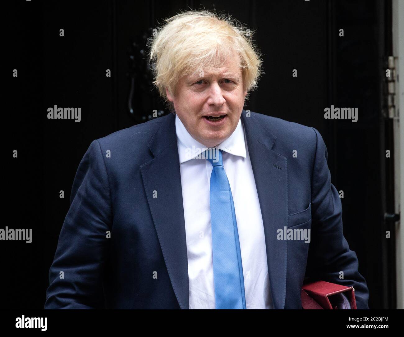 London, Großbritannien. Juni 2020. Premierminister Boris Johnson verlässt die Downing Street 10, um in die Parlamentsgebäude zu gehen, um Fragen des Premierministers zu stellen. Quelle: Tommy London/Alamy Live News Stockfoto