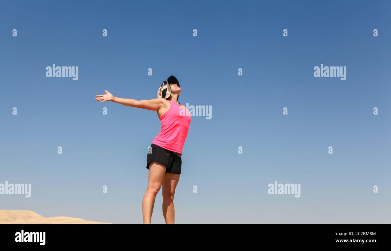 Frau nach einem erfolgreichen Training in der Wüste. Modell Freigegeben Stockfoto