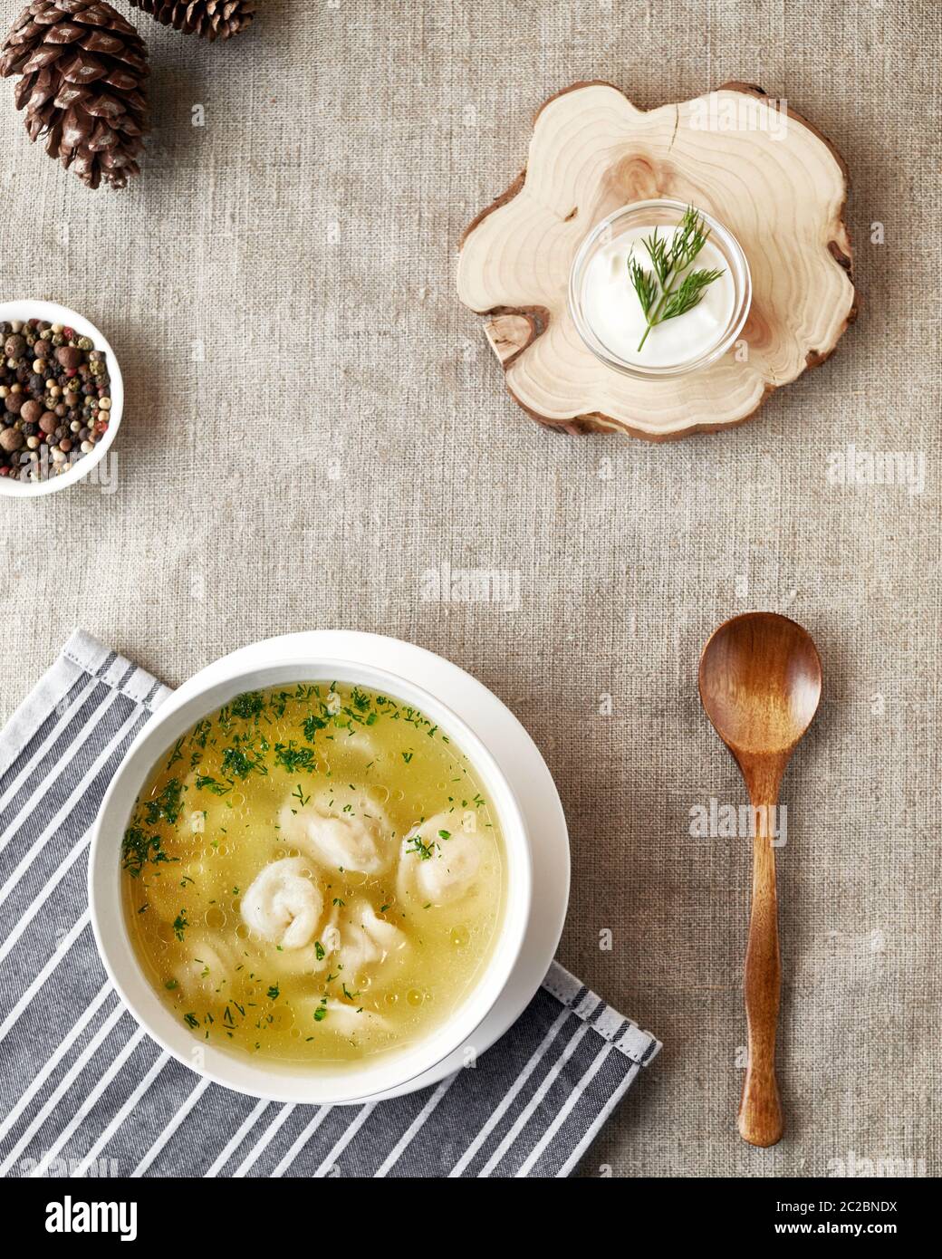Ukrainische und russische Nationalgericht Pelmeni Knödel mit Fleisch und Sahne auf dem Tisch im Landdorf Haus. Stockfoto