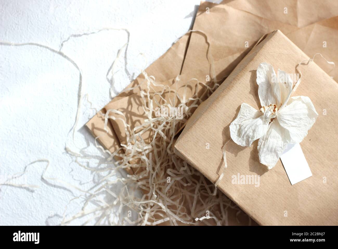 Weihnachtsgeschenk mit trockener Orchideenblume dekoriert. Weihnachtsdekoration. Stockfoto