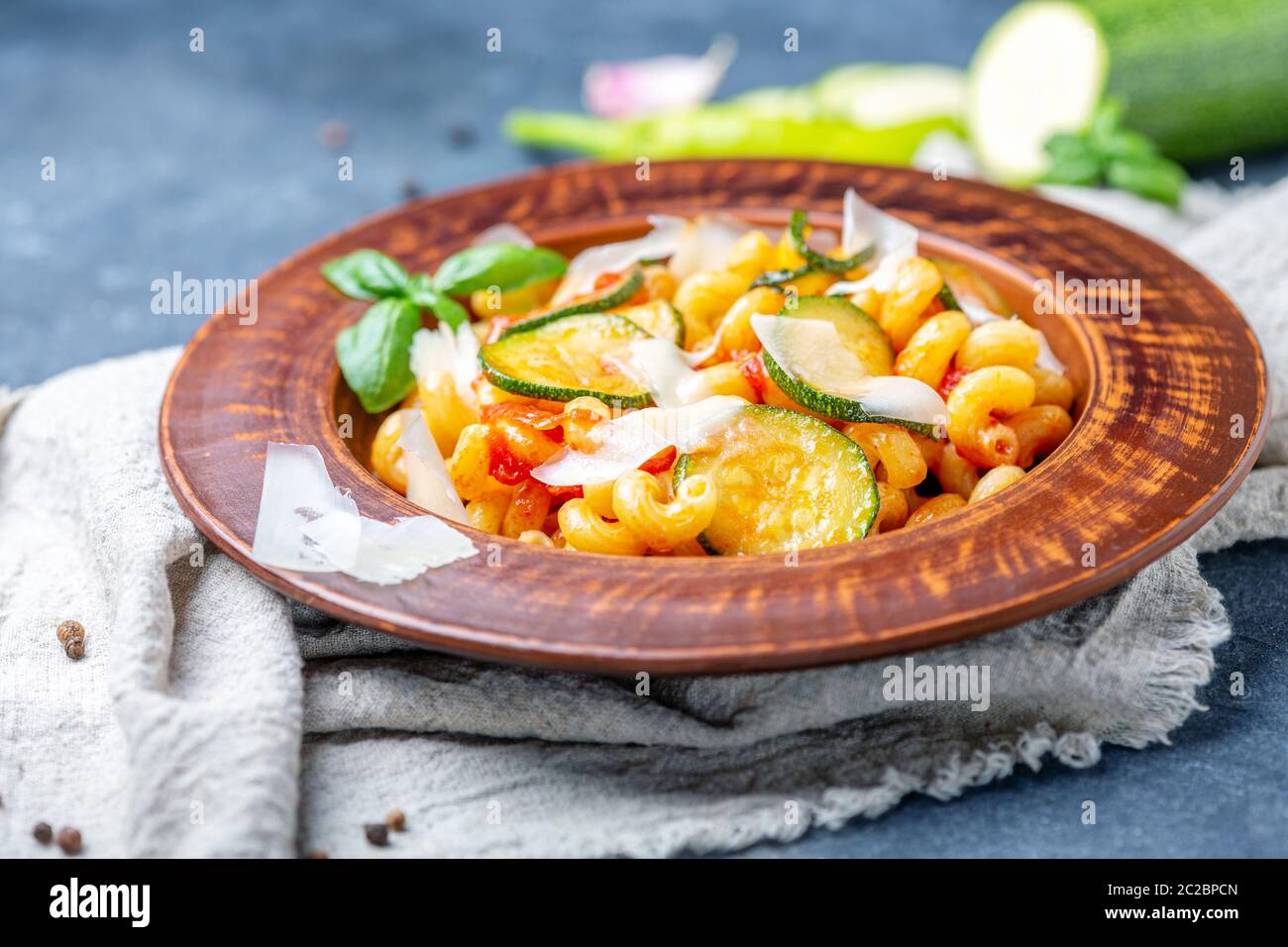 Pasta mit Zucchini, Tomaten und Parmesan. Stockfoto