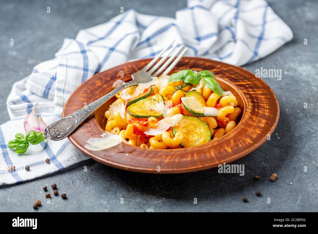 Cavatappi Pasta mit Zucchini und Tomaten. Stockfoto