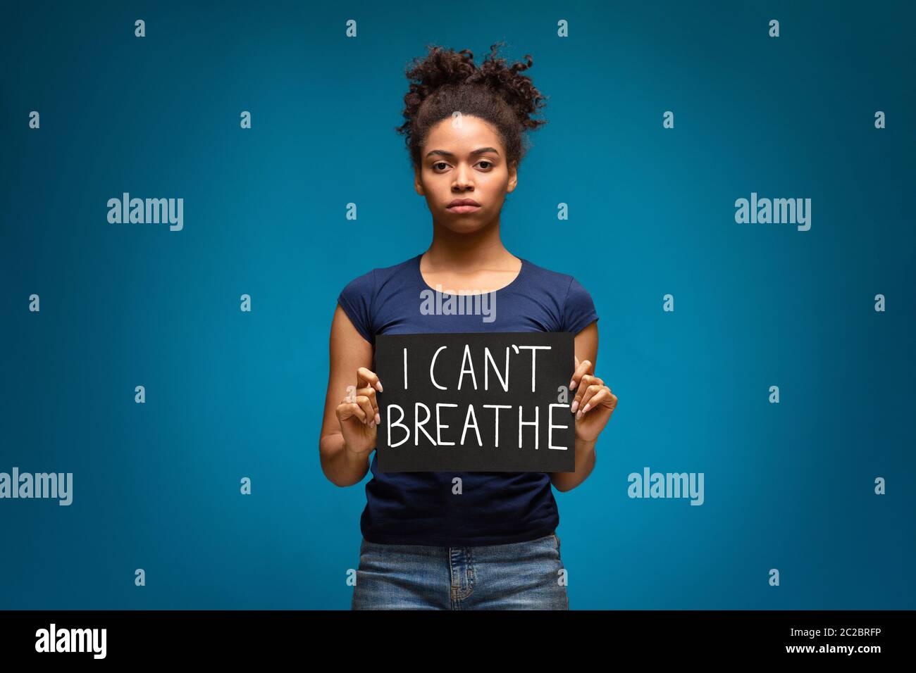 Schwarze Frau hält Plakat mit Text, den ich nicht atmen kann Stockfoto