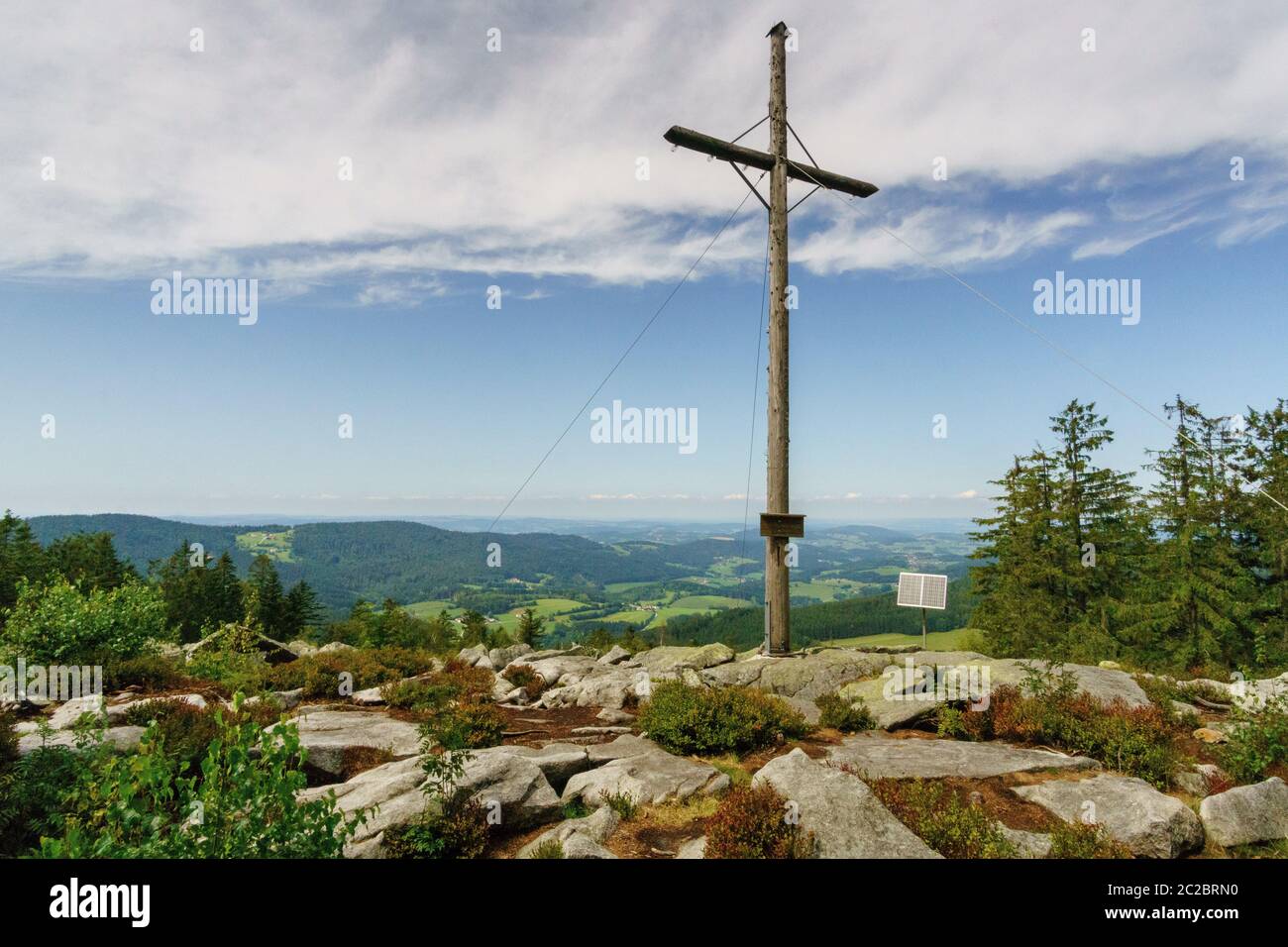 KÃ¤Platte Gipfelkreuz im bayerischen Wald Stockfoto