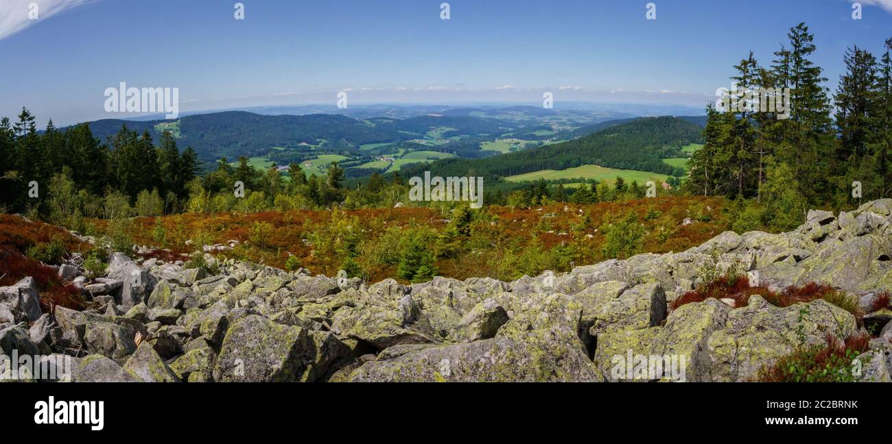 KÃ¤Platte Gipfelkreuz im bayerischen Wald Stockfoto