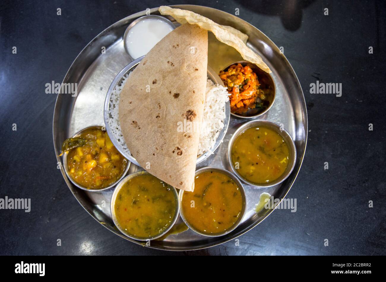 Die Vorbereitung und den Verkauf von indischen Straße Essen in einer Garküche. In Ahmedabad, Gujarat, Indien fotografierte Stockfoto