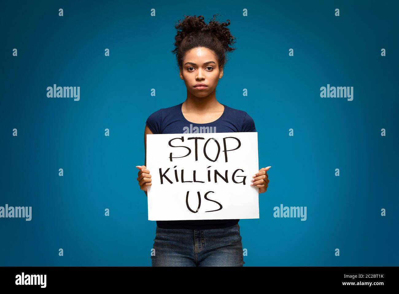 afroamerikanische Frau mit Banner stehend Stoppt uns zu töten Stockfoto