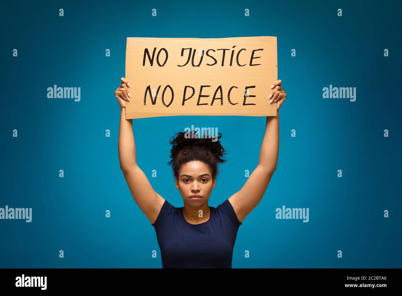 No Justice No Peace Poster in weiblichen Händen Stockfoto