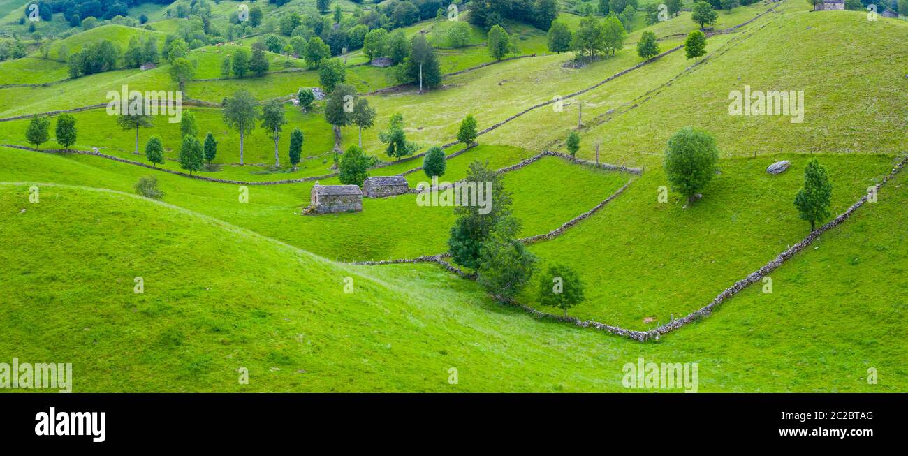 Luftaufnahme mit einer Drohne von der Frühlingslandschaft von paliegas Hütten und Wiesen im Miera Tal in der Autonomen Gemeinschaft Kantabrien. Spanien, Europa Stockfoto