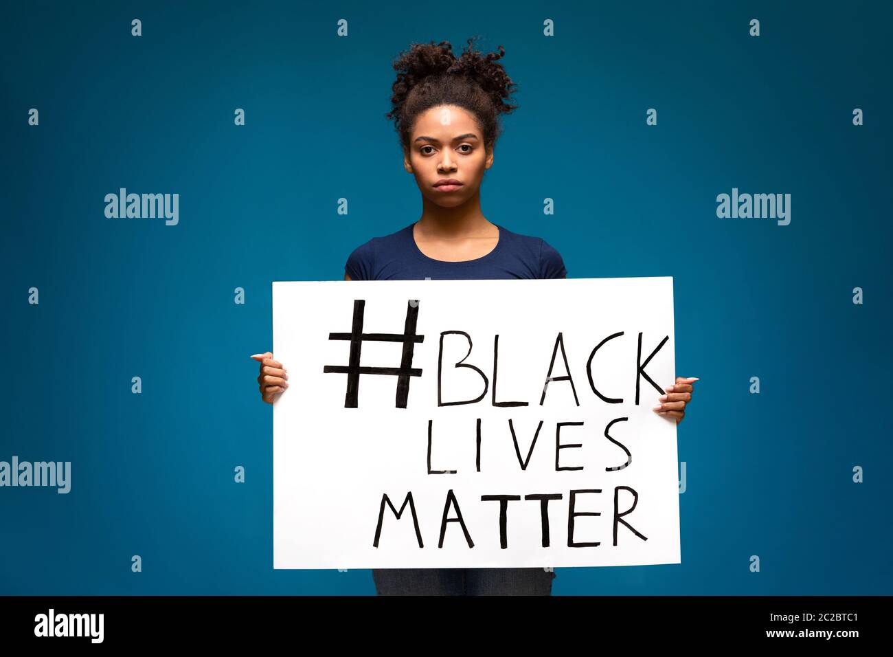 afroamerikanische Frau mit Plakat Black Lives Matter Stockfoto
