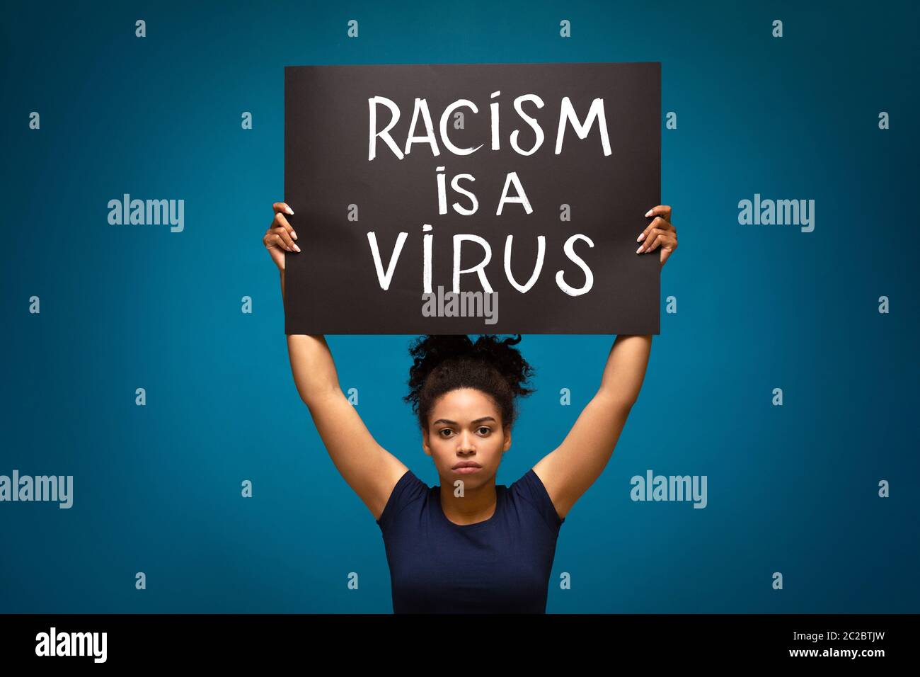 Schwarze Frau protestiert mit Plakat Rassismus ist ein Virus Stockfoto