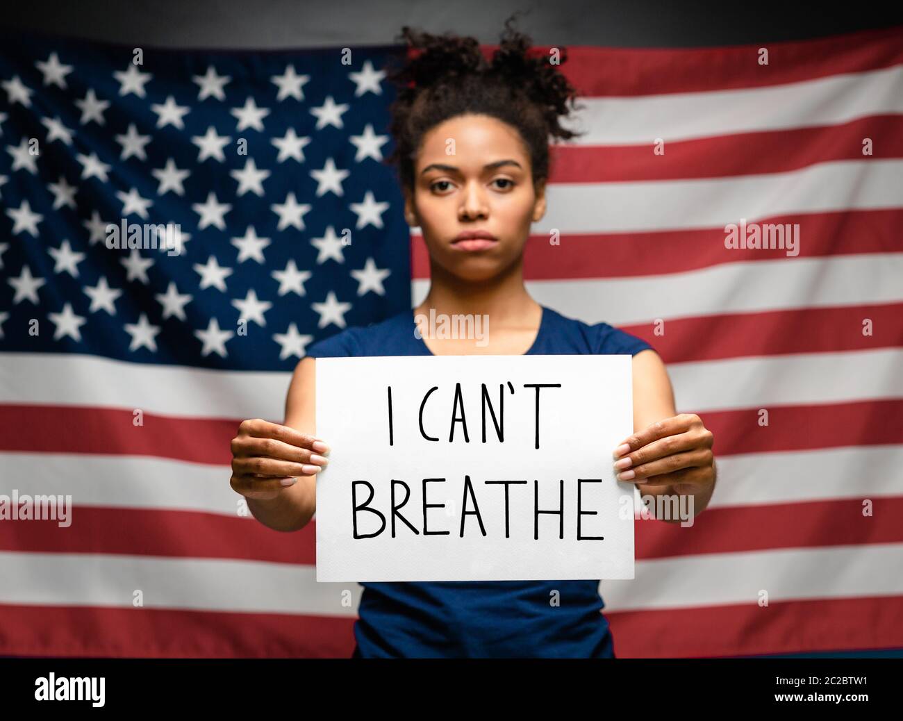 Schwarze Frau mit Plakat kann ich nicht atmen Stockfoto