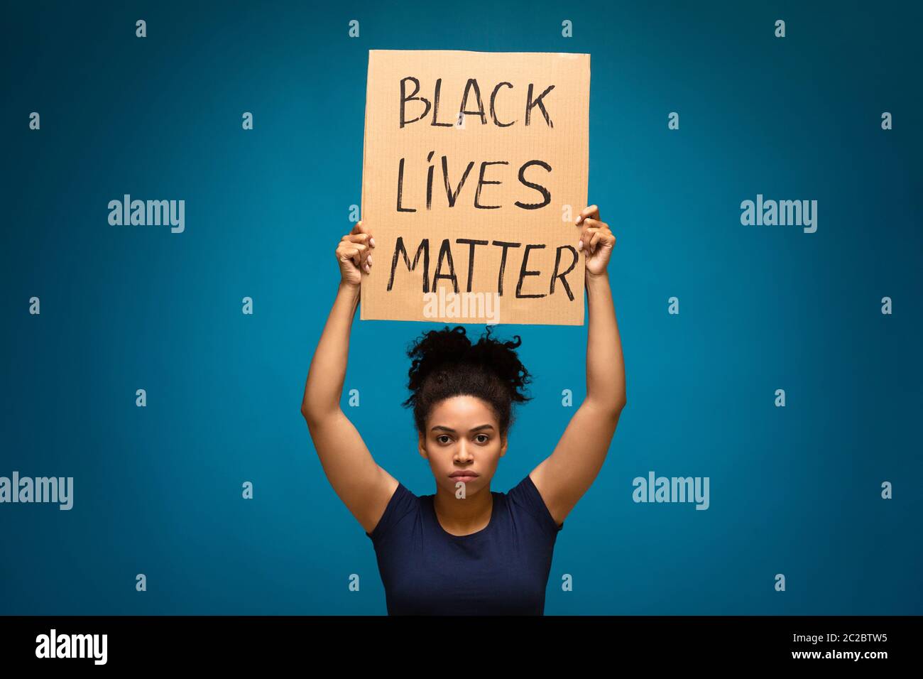 afroamerikanische Frau hält Plakat Schwarz lebt Materie Stockfoto