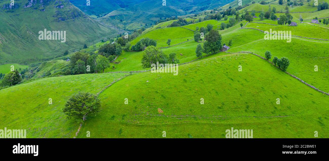 Luftaufnahme mit einer Drohne von der Frühlingslandschaft von paliegas Hütten und Wiesen im Miera Tal in der Autonomen Gemeinschaft Kantabrien. Spanien, Europa Stockfoto