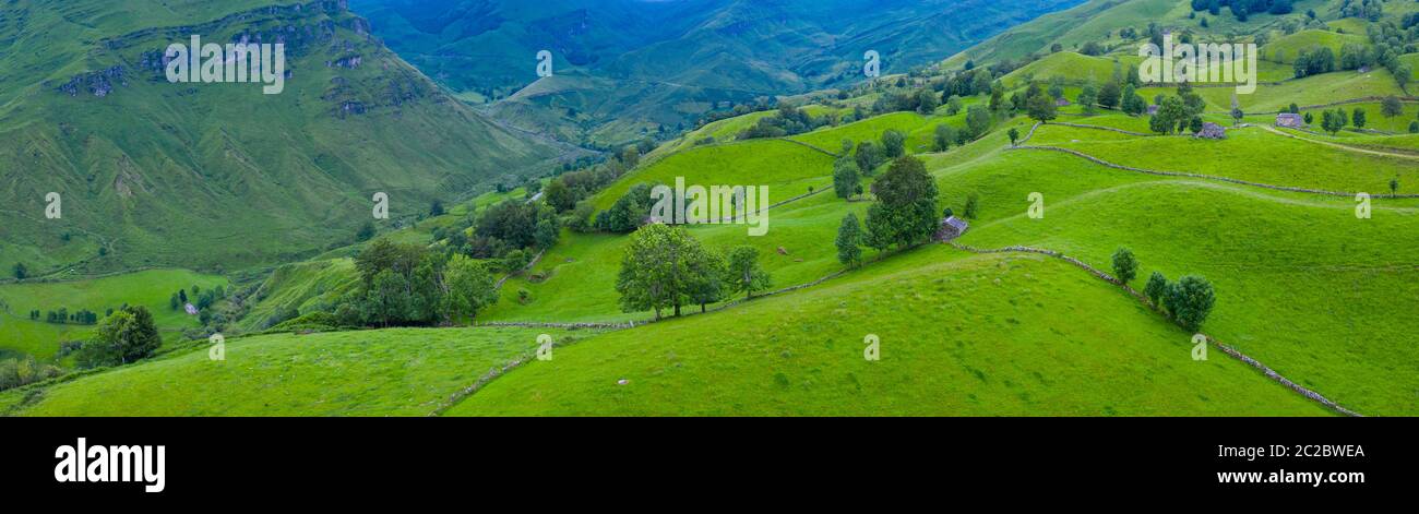 Luftaufnahme mit einer Drohne von der Frühlingslandschaft von paliegas Hütten und Wiesen im Miera Tal in der Autonomen Gemeinschaft Kantabrien. Spanien, Europa Stockfoto