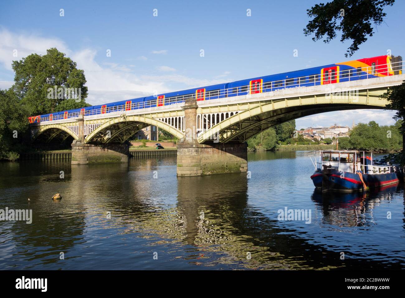 Ein Pendlerzug der South Western Railways auf der Richmond Railway Bridge über der Themse, London, Großbritannien Stockfoto