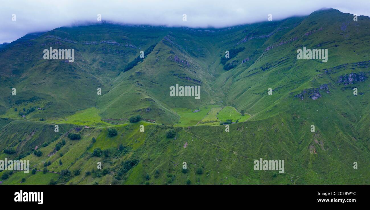 Luftaufnahme mit einer Drohne von der Frühlingslandschaft von paliegas Hütten und Wiesen im Miera Tal in der Autonomen Gemeinschaft Kantabrien. Spanien, Europa Stockfoto