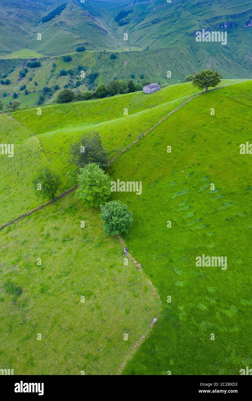 Luftaufnahme mit einer Drohne von der Frühlingslandschaft von paliegas Hütten und Wiesen im Miera Tal in der Autonomen Gemeinschaft Kantabrien. Spanien, Europa Stockfoto