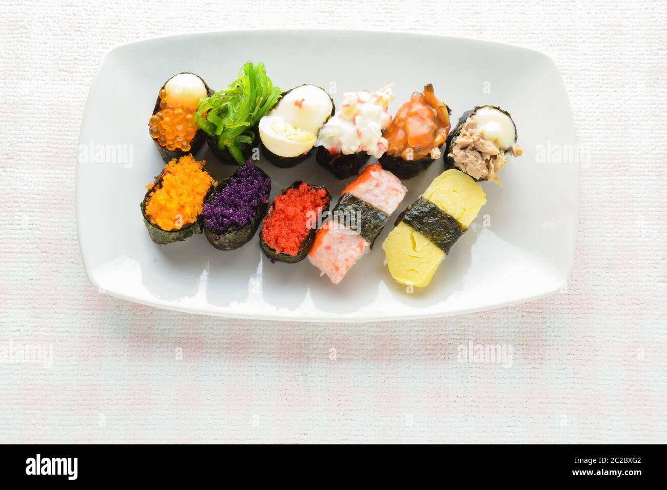 Sushi auf weiße Platte, Thunfisch, Lachs, Seebarsch, süßen Ei, Garnelen, Sushi, japanische Küche Stockfoto