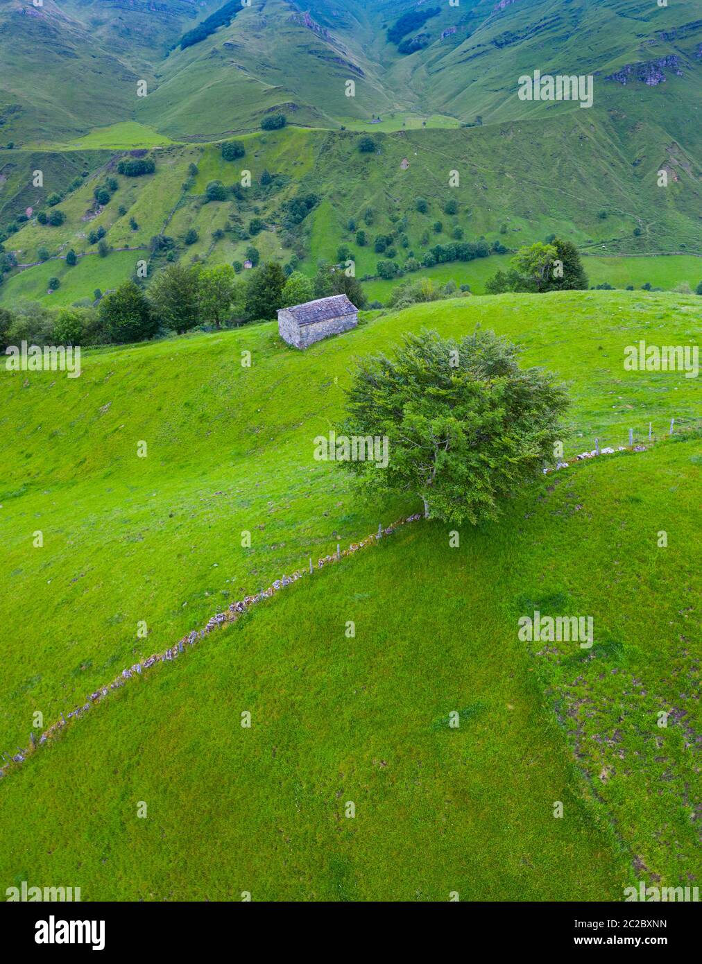 Luftaufnahme mit einer Drohne von der Frühlingslandschaft von paliegas Hütten und Wiesen im Miera Tal in der Autonomen Gemeinschaft Kantabrien. Spanien, Europa Stockfoto