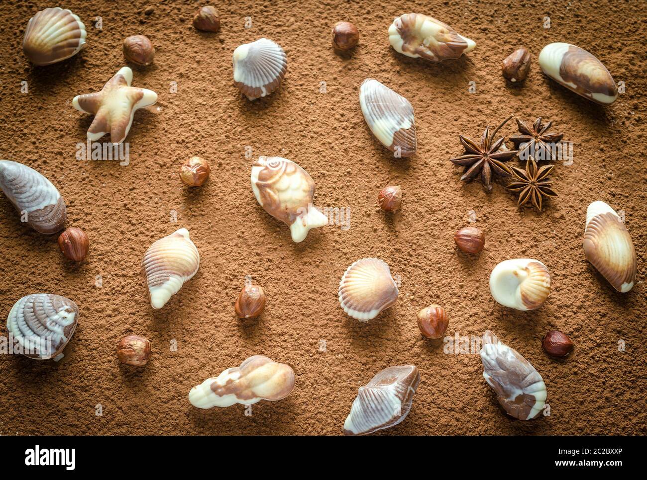 Luxuriöse Schokoladen-Bonbons in Form von Meeresfrüchten Stockfoto