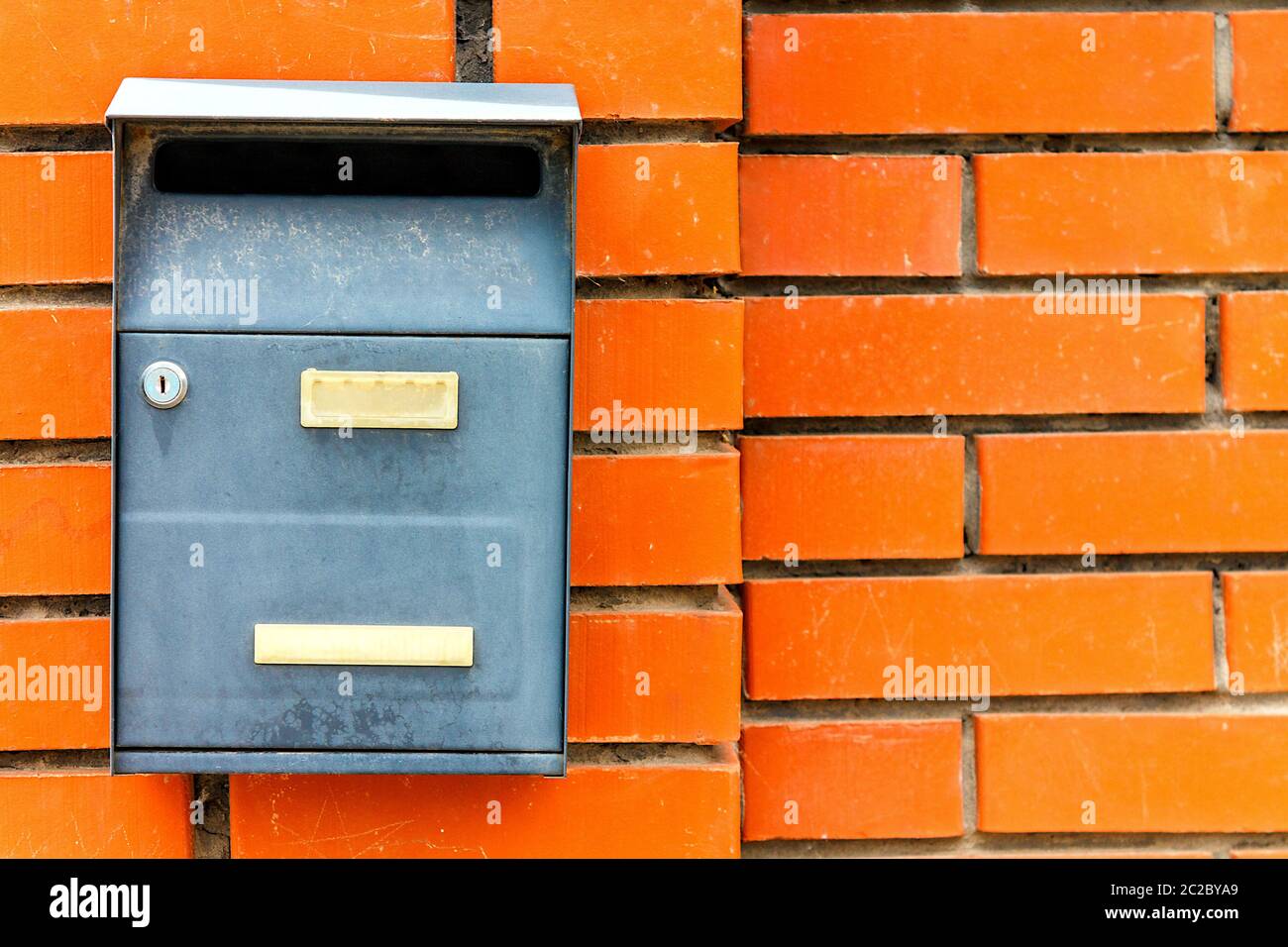 Ein schöner Briefkasten hängt und wartet auf Zeitungen, Pakete und Briefe. Stockfoto