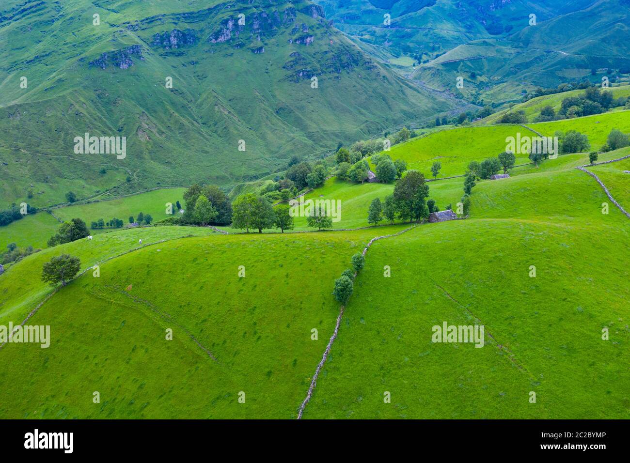 Luftaufnahme mit einer Drohne von der Frühlingslandschaft von paliegas Hütten und Wiesen im Miera Tal in der Autonomen Gemeinschaft Kantabrien. Spanien, Europa Stockfoto