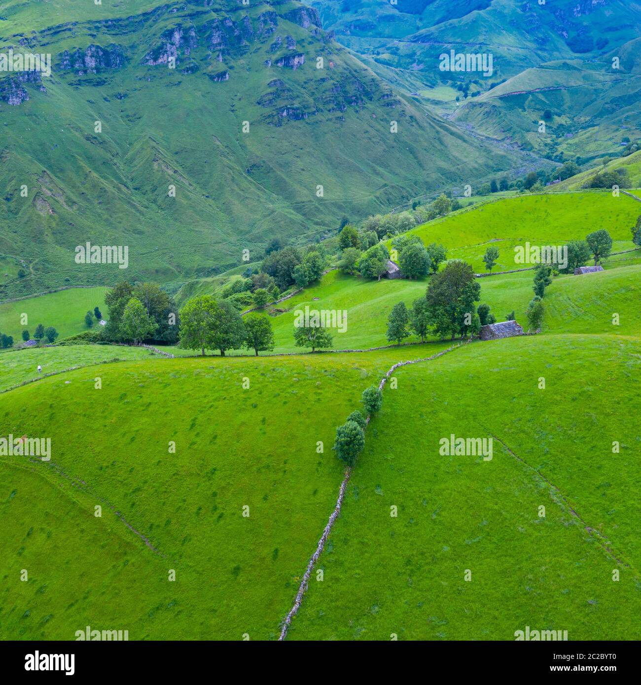 Luftaufnahme mit einer Drohne von der Frühlingslandschaft von paliegas Hütten und Wiesen im Miera Tal in der Autonomen Gemeinschaft Kantabrien. Spanien, Europa Stockfoto