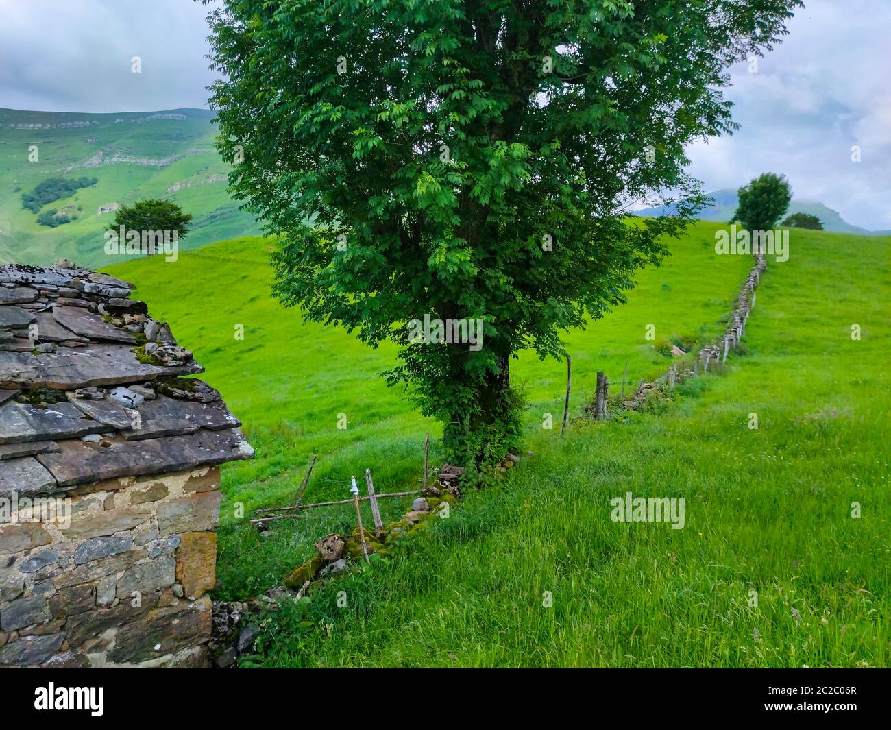 Frühlingslandschaft von pasiegas Hütten und Wiesen im Miera Tal in der Autonomen Gemeinschaft Kantabrien. Spanien, Europa Stockfoto