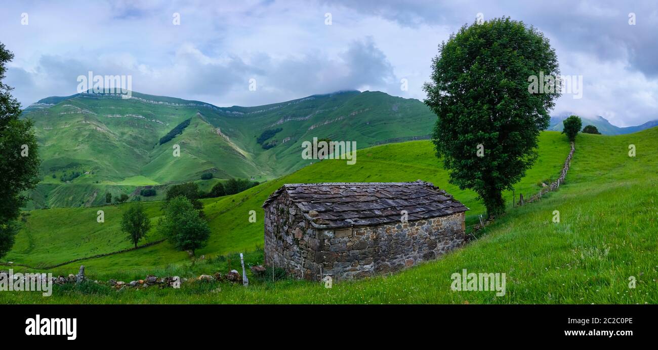 Frühlingslandschaft von pasiegas Hütten und Wiesen im Miera Tal in der Autonomen Gemeinschaft Kantabrien. Spanien, Europa Stockfoto