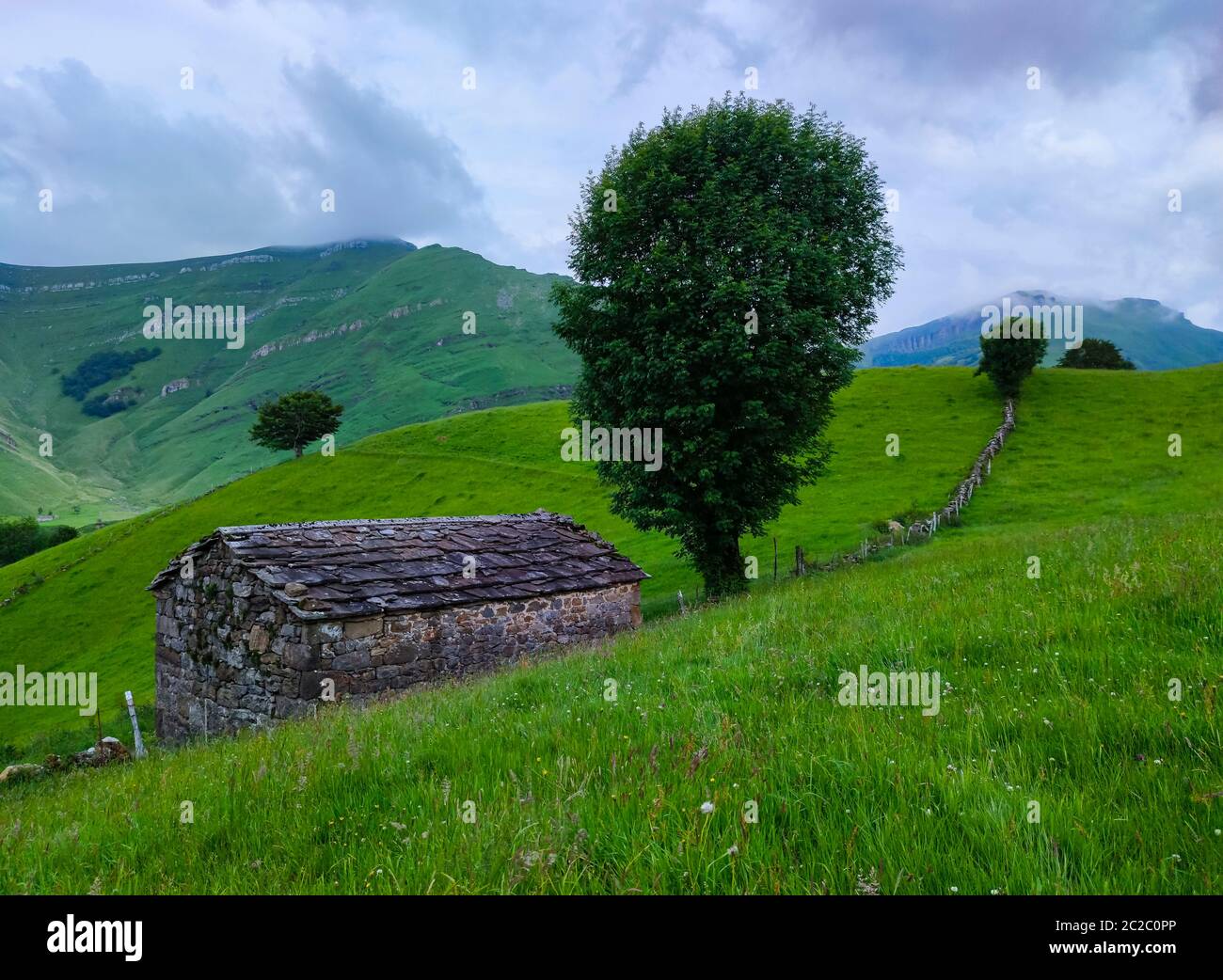 Frühlingslandschaft von pasiegas Hütten und Wiesen im Miera Tal in der Autonomen Gemeinschaft Kantabrien. Spanien, Europa Stockfoto