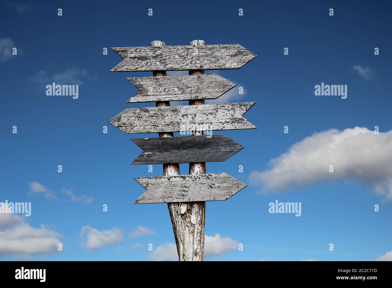 Holzschild vor blauem Himmel als Hintergrund Stockfoto