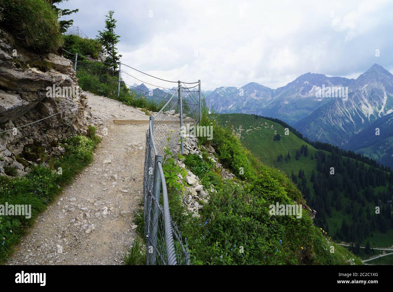 Weg in den Alpen mit gefährlichen Schlechtwetter Stockfoto