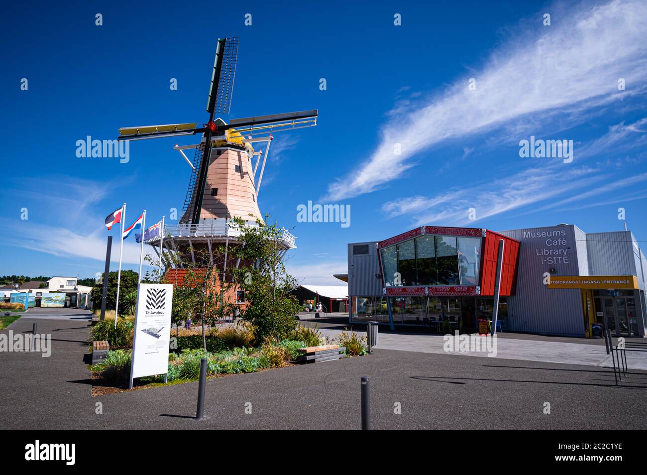 Die Windmühle De Molen und i-SITE in Foxton auf der Nordinsel Neuseelands. Stockfoto