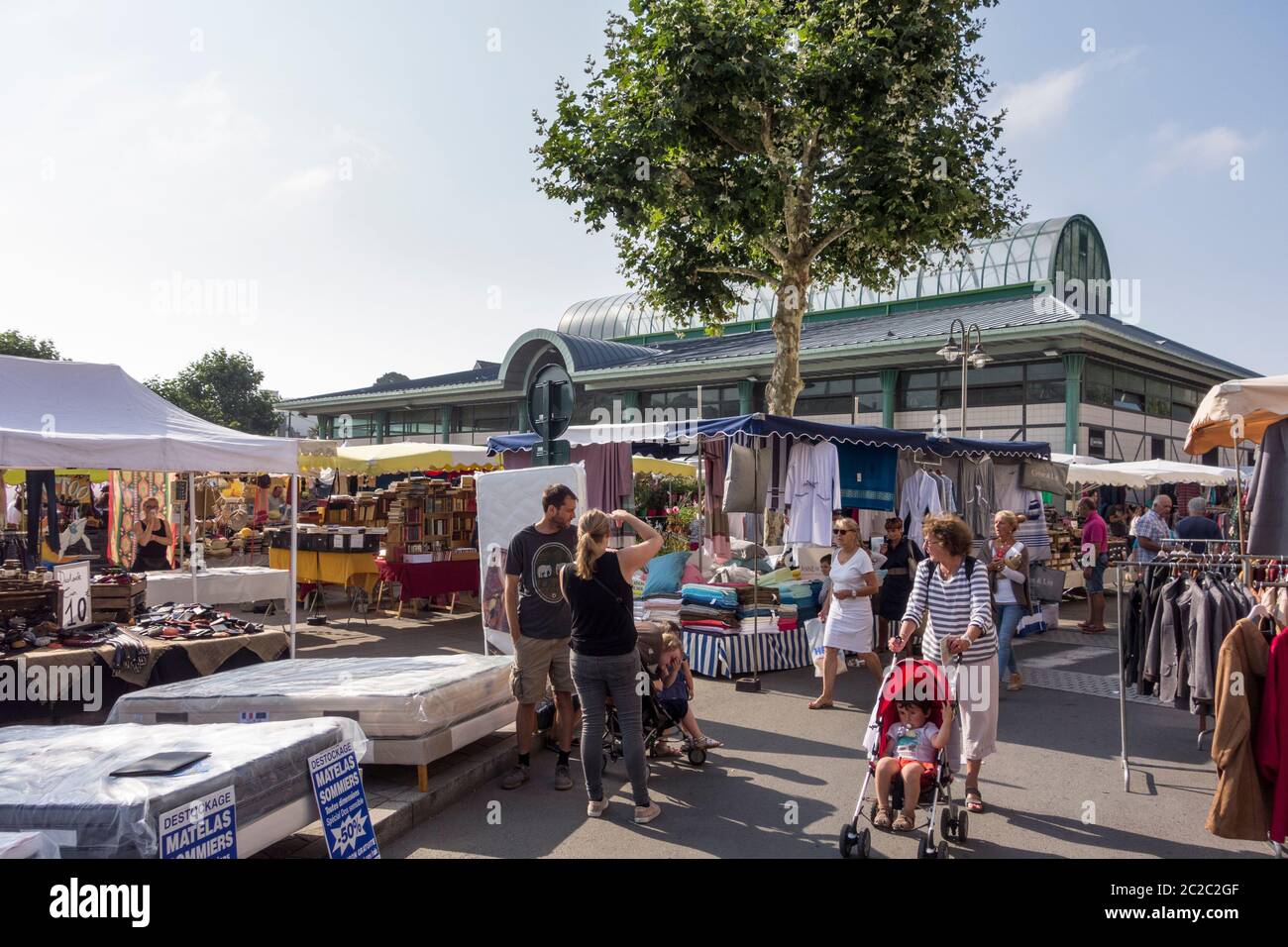 Wöchentlicher Markt im Freien rund um Les Halles (Indoor-Markt) Dinard, Bretagne, Frankreich Stockfoto