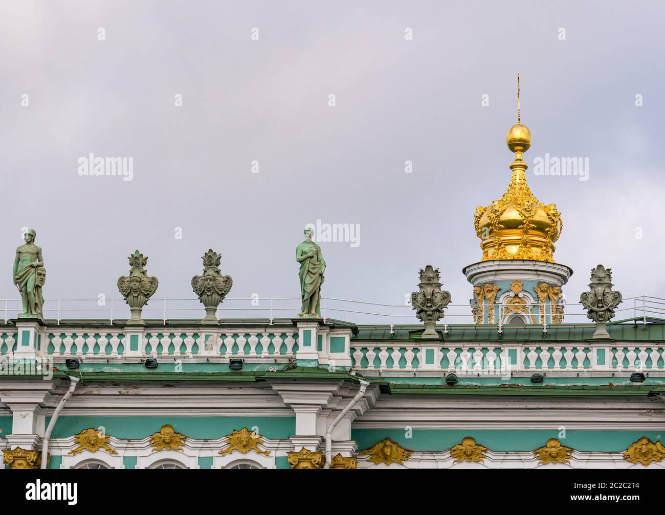 Winterpalast Dachlinie mit klassischen Skulpturen und Gold Zwiebelkuppel, die Eremitage, St. Petersburg, Russland Stockfoto